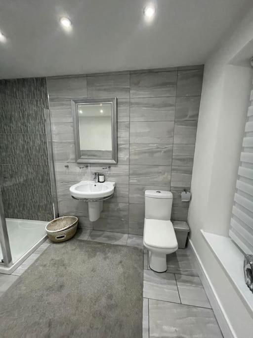 Modern, Spacious And Central Location Абердер Экстерьер фото