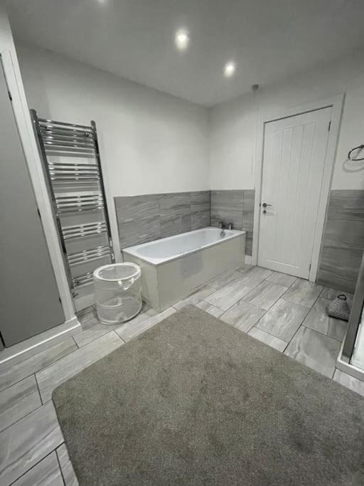 Modern, Spacious And Central Location Абердер Экстерьер фото