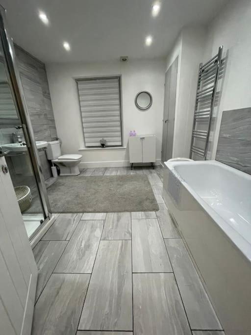 Modern, Spacious And Central Location Абердер Экстерьер фото